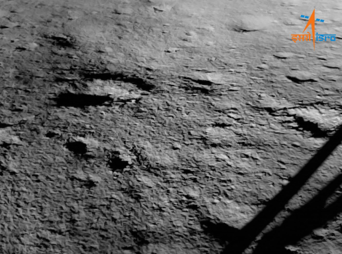 Chandrayaan-3: penjelajah meninggalkan pendarat bulan untuk menjelajahi permukaan bulan