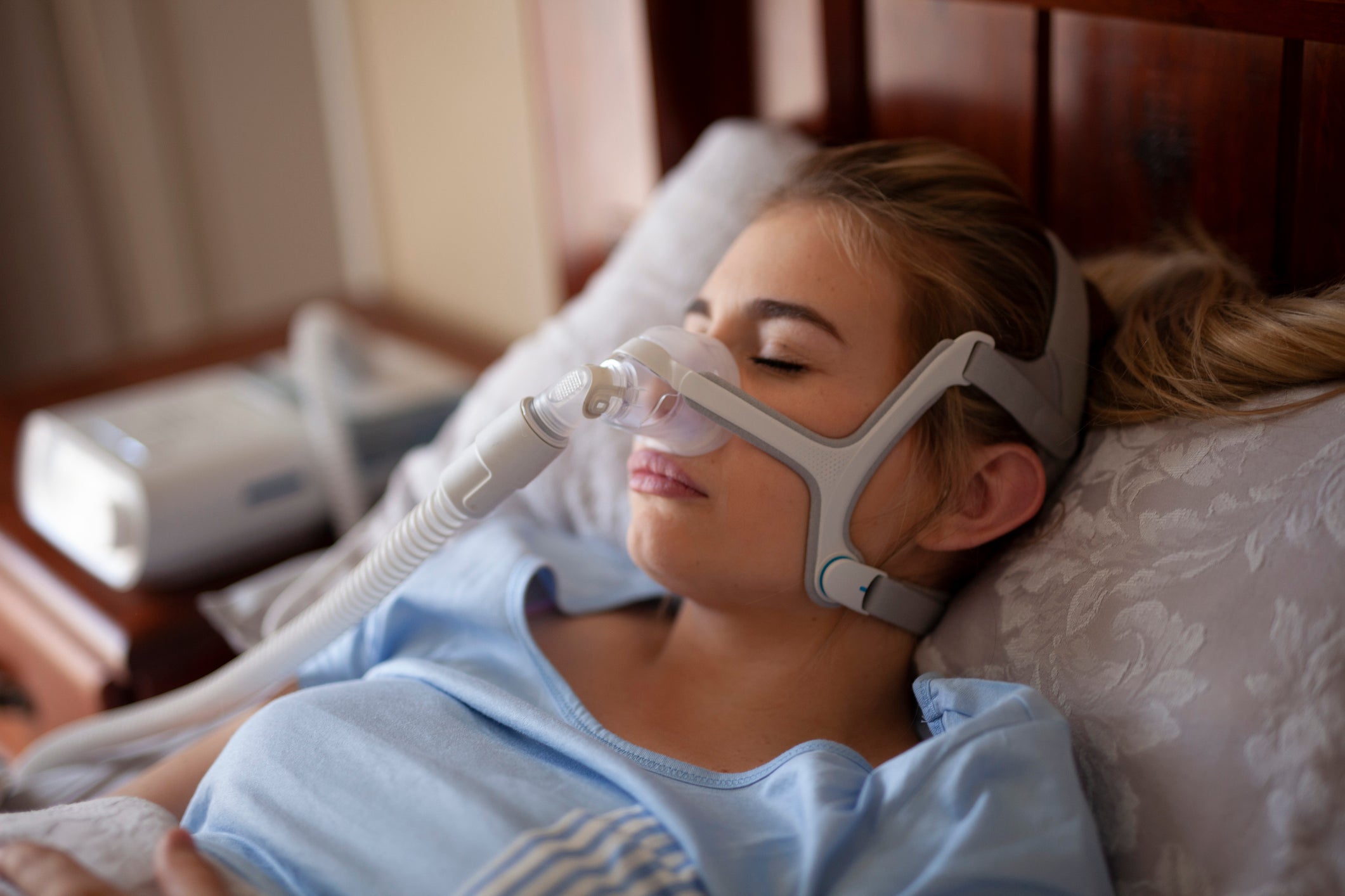 <p>Uyku apnesinin tedavisinde sıklıkla CPAP makinesi kullanılır </p> www.cafemedyam.com 