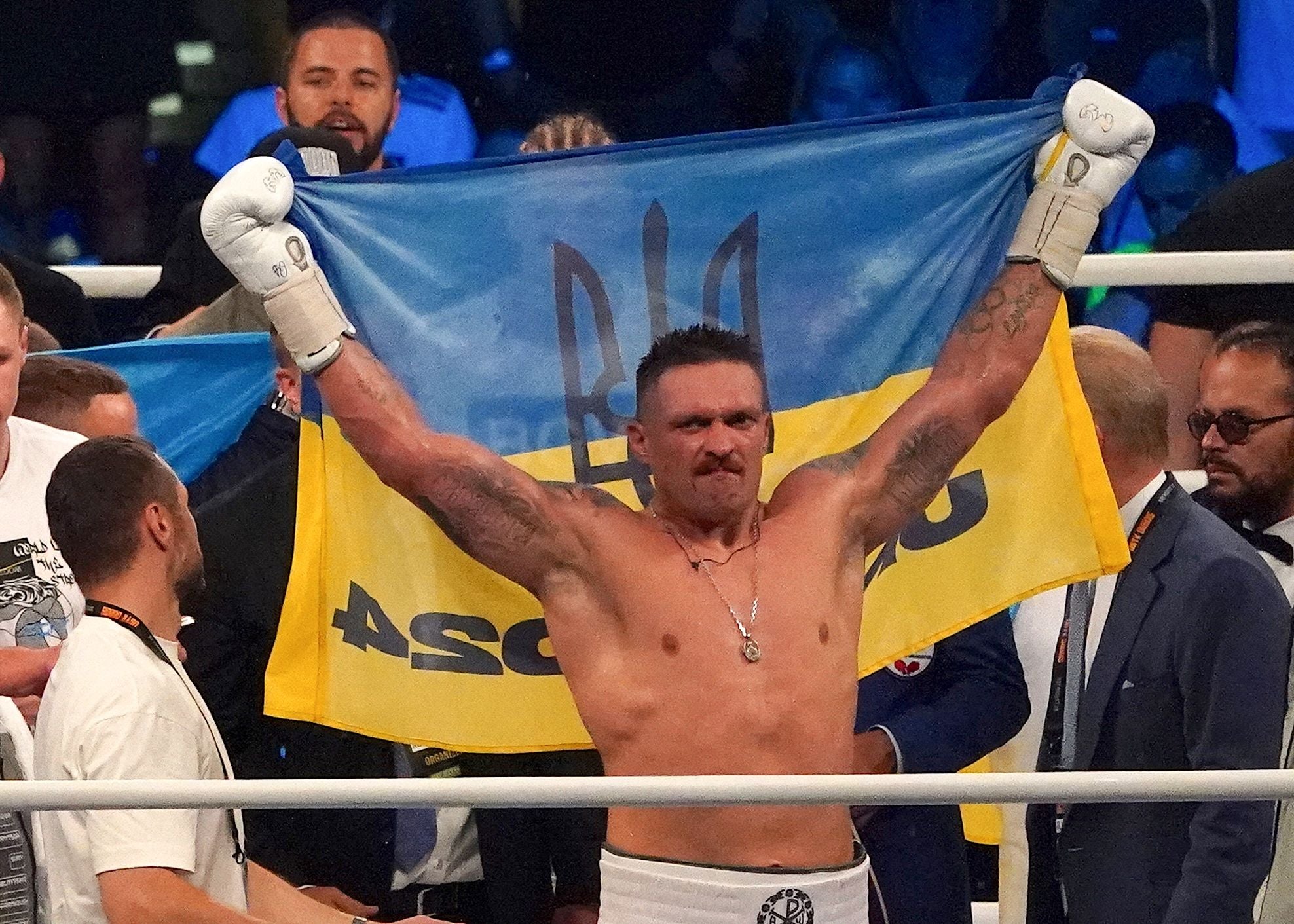 <p>Oleksandr Usyk regained his world titles with a ninth round stoppage over Daniel Dubois </p>