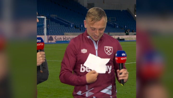 <p>Jarrod Bowen reads out note David Moyes gave him minutes before his goal in West Ham’s win against Brighton.</p>