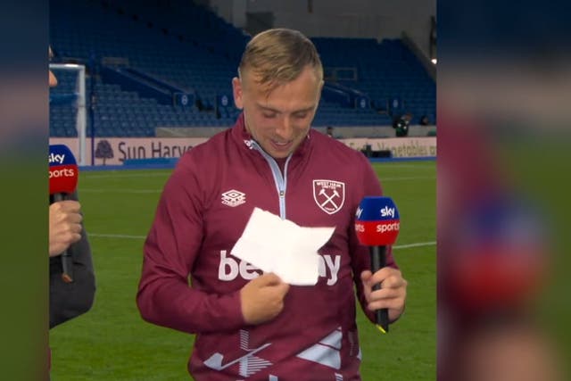 <p>Jarrod Bowen reads out note David Moyes gave him minutes before his goal in West Ham’s win against Brighton.</p>