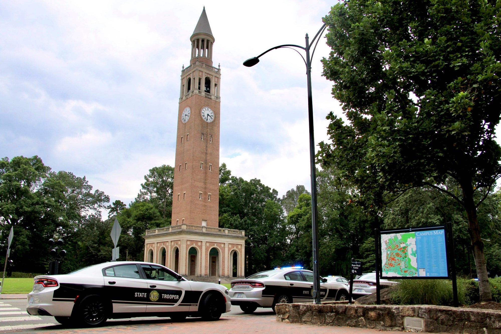 <p>Law enforcement respond to the University of North Carolina at Chapel Hill campus </p>