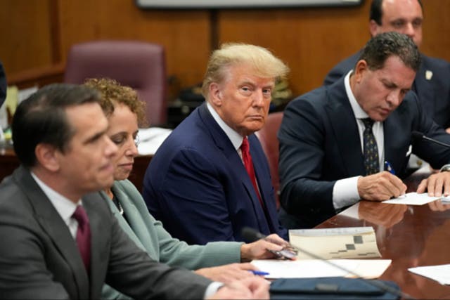 El expresidente estadounidense Donald Trump se sienta a la mesa de la defensa con su equipo de defensa en un tribunal de Manhattan durante su lectura de cargos el 4 de abril de 2023 en la ciudad de Nueva York.