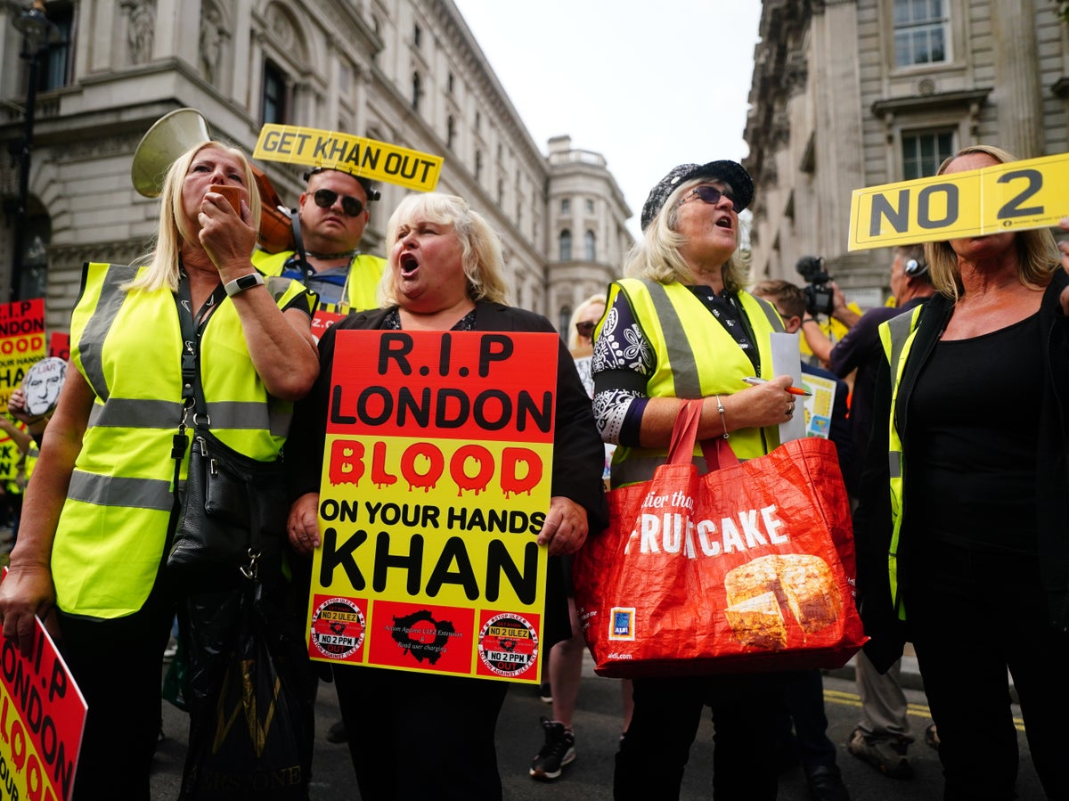 Ulez expansion sees cameras destroyed and police scuffle with furious protesters