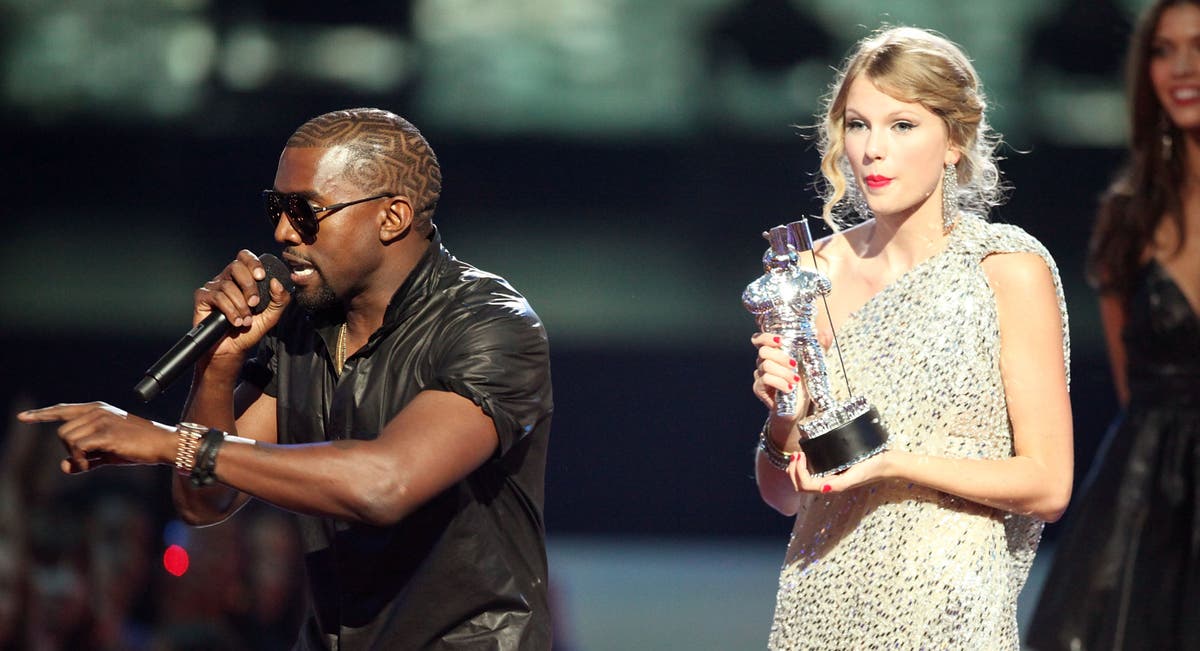 Канье тейлор. Kanye West Taylor Swift. Канье Вест и Тейлор Свифт Грэмми 2008. Тейлор Свифт и Канье Уэст. Kanye West MTV VMA 2009.