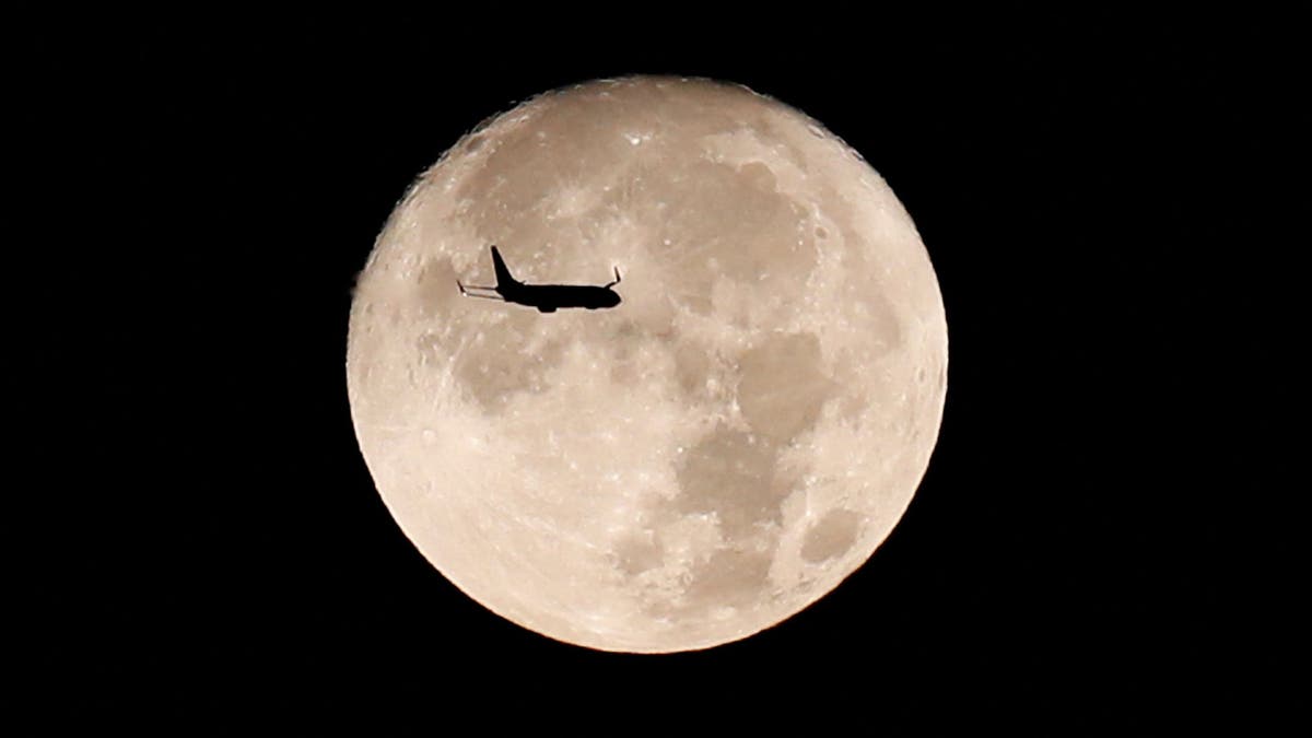 Watch: Super blue moon glows in Vietnam sky