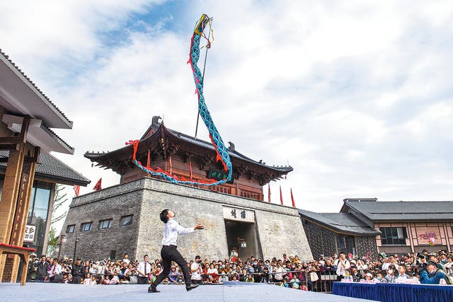 <p>Yang Feilong, a young inheritor of Henan province's Xitao town, performs a flying-dragon dance in Hefei, Anhui province</p>