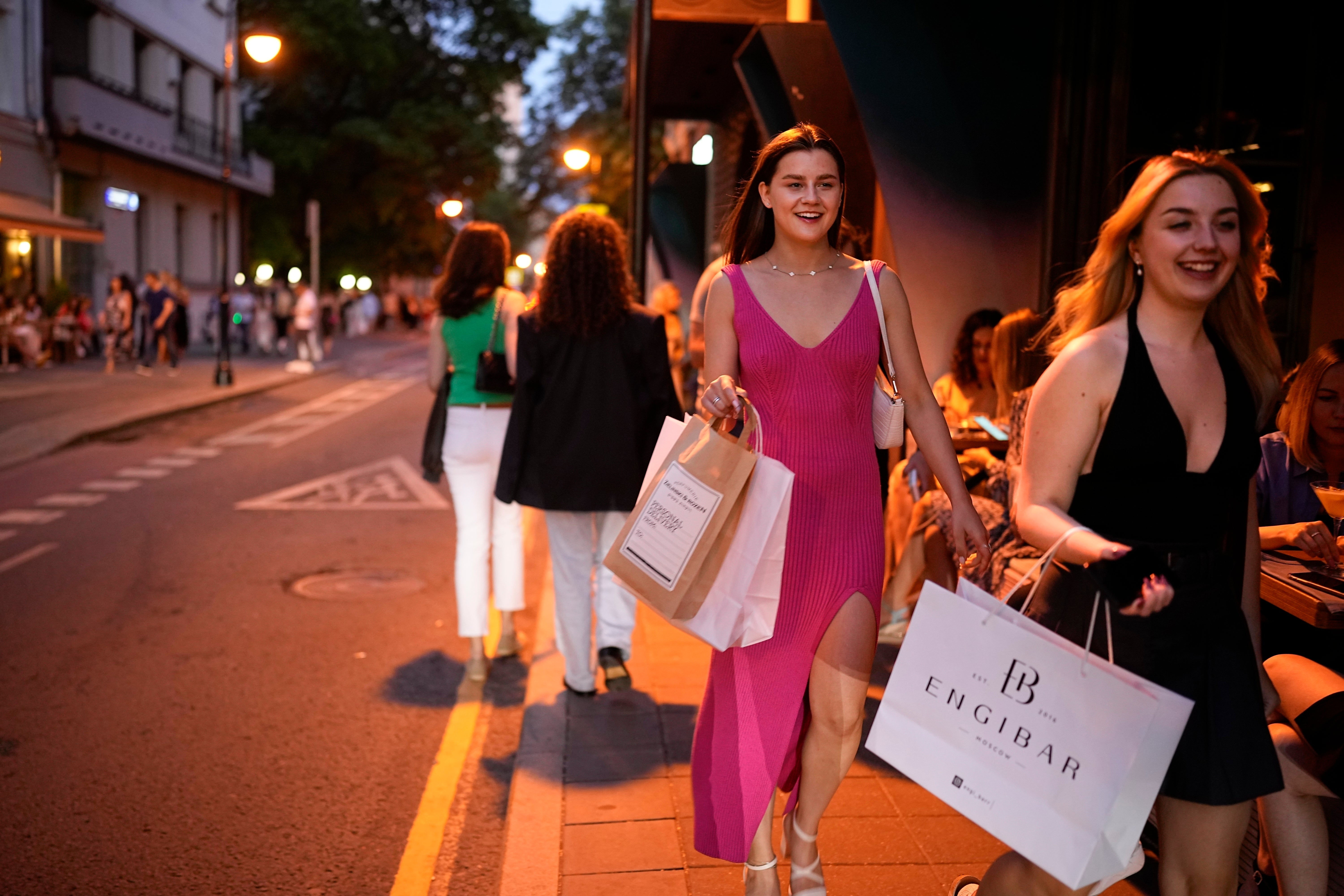 <p>Shoppers in Moscow in 2023</p>