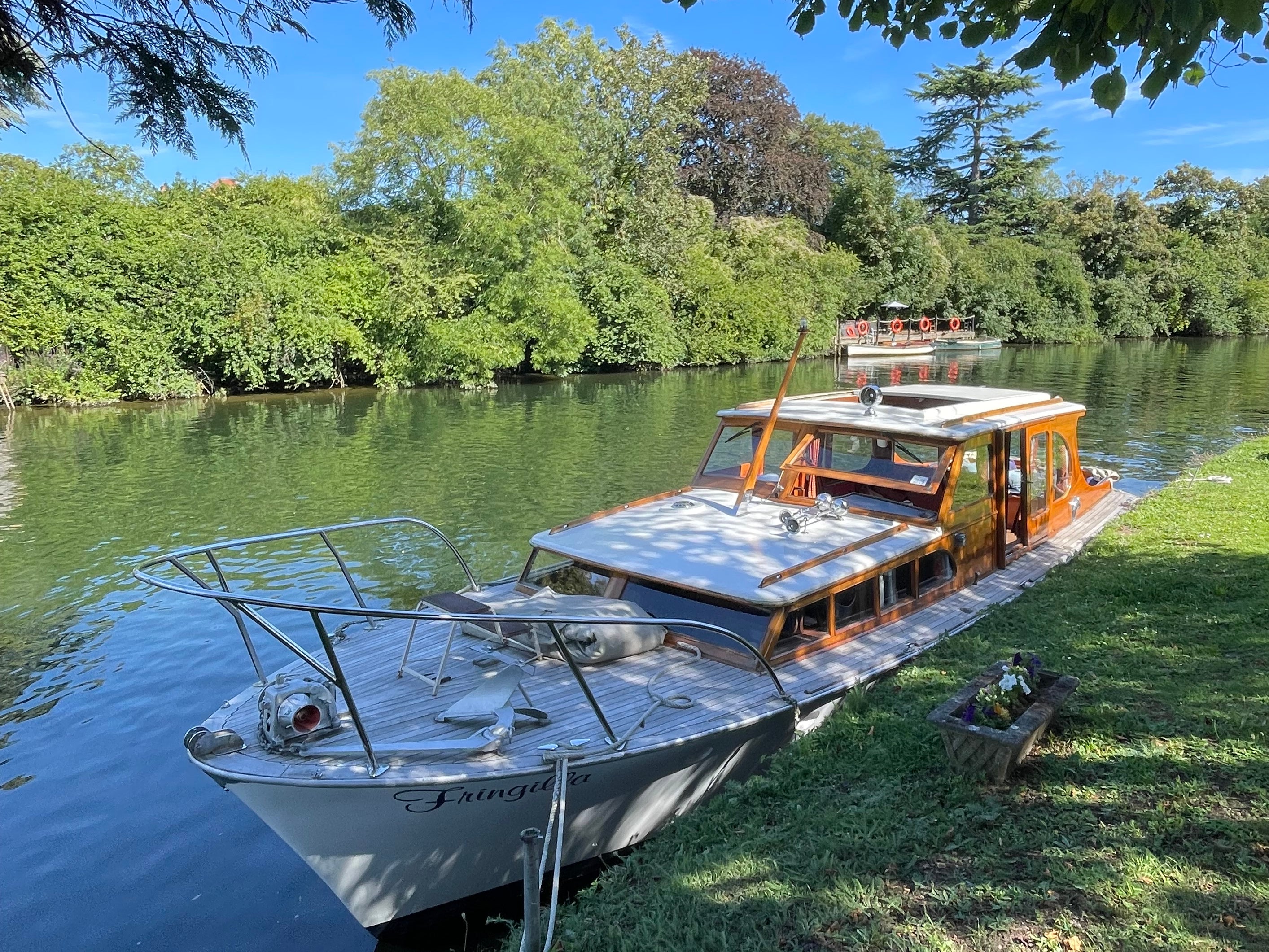 Fringella is a pretty, vintage wooden motor yacht offering dining and drinks