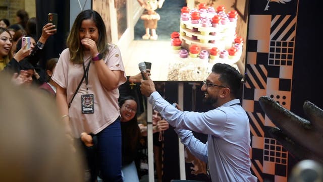 <p>Magical moment Harry Potter superfans get engaged at Platform 9¾</p>