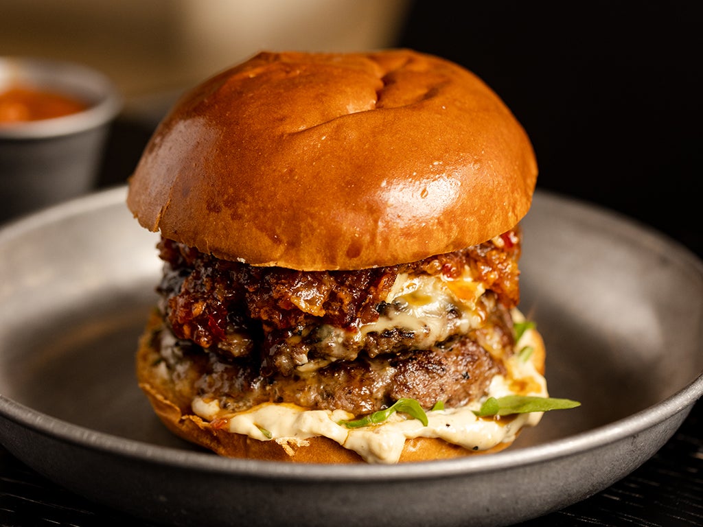 You won’t miss the calorie count on the menu when it comes to the Epicurus single decker burger