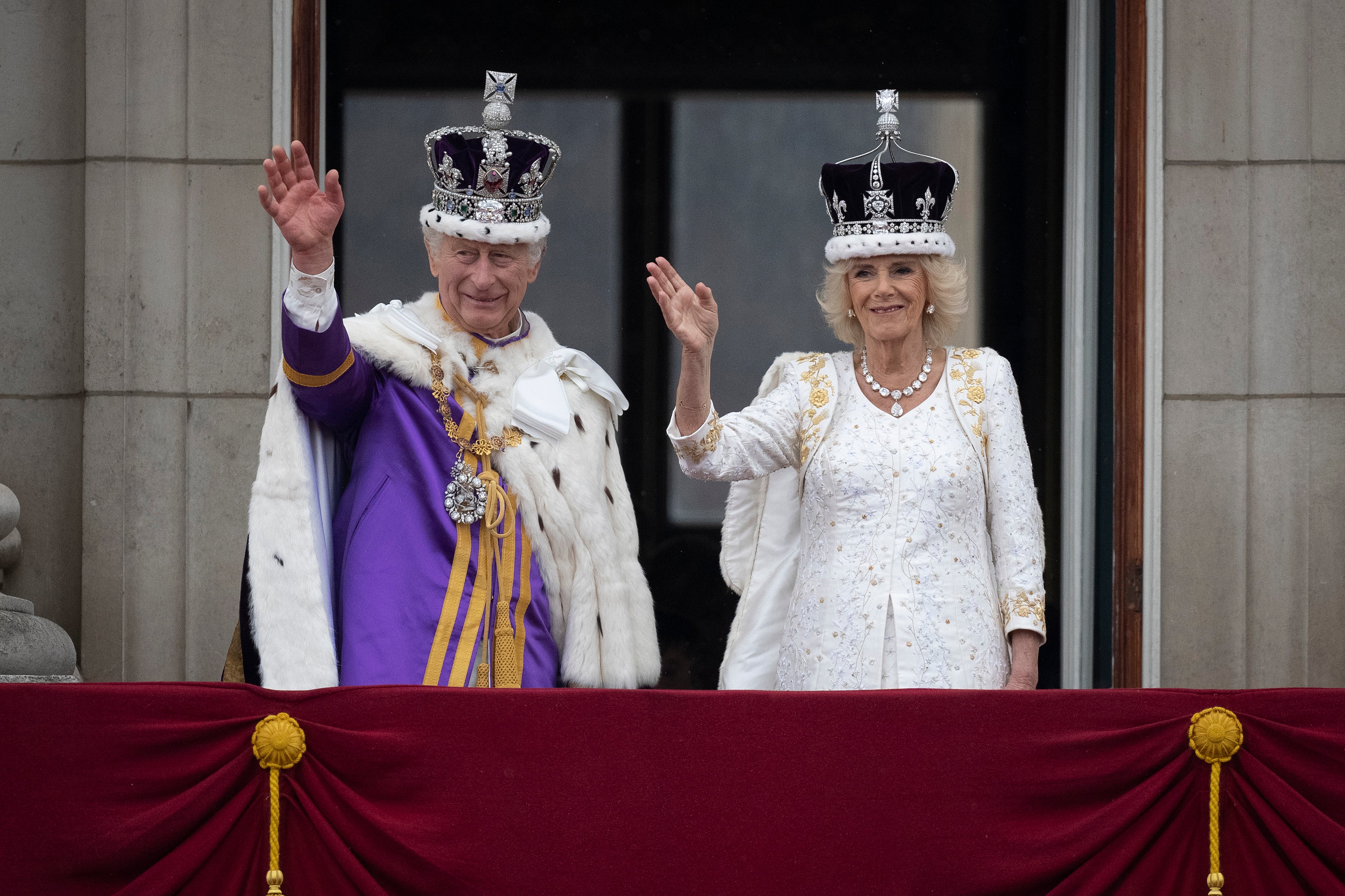 The King and Queen stand on Buckingham Palace balcony during the coronation