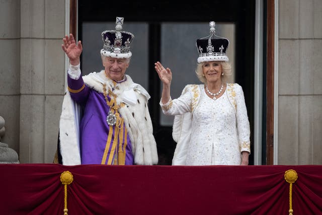 <p>The King and Queen stand on Buckingham Palace balcony during the coronation </p>
