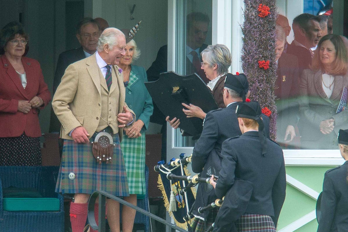 King presents award to Gordonstoun&rsquo;s pipe band
