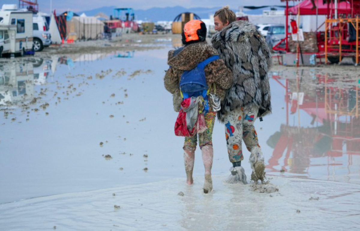 Burning Man Nevada live: Organisers plan festival finale as one dead and thousands stranded at Nevada site