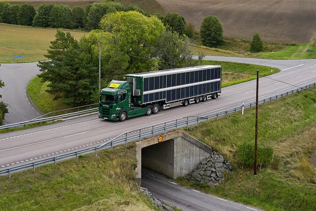 <p>Scania is testing the world’s first hybrid truck with a solar panel covered trailer on public roads in Sweden</p>
