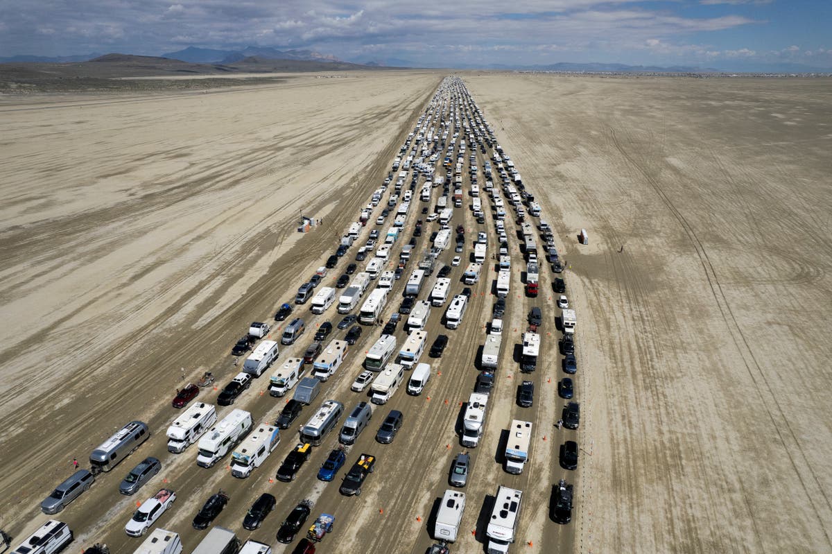 Wiadomość o Burning Man 2023: Chaos, gdy uczestnicy festiwalu ścierają się podczas exodusu, gdy pojawia się imię zmarłego biesiadnika