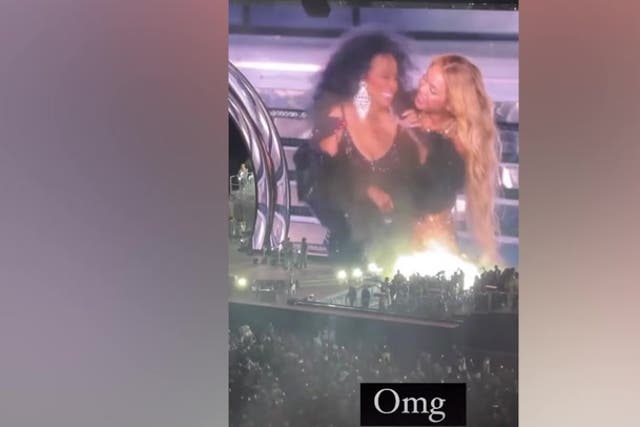<p>Beyoncé celebrates 42nd birthday on stage as Diana Ross serenades singer at her LA concert.</p>