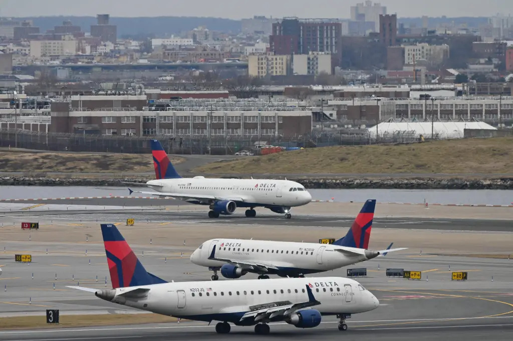 A former Delta Airlines worker and his close friend have been cleared of charges for stealing a bag with more than $258,000 in cash inside