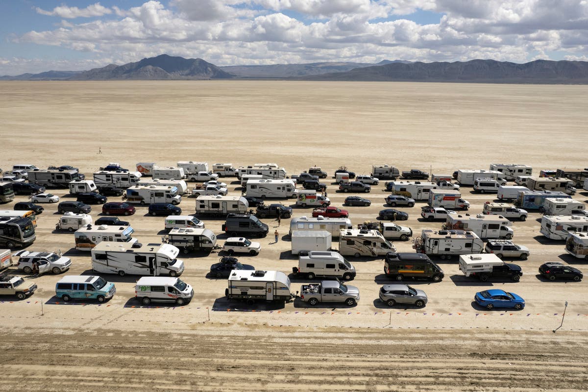 Burning Man 2023 dal vivo: il caos si diffonde mentre i partecipanti inscenano un esodo di massa dopo che la forte pioggia lascia migliaia di persone bloccate