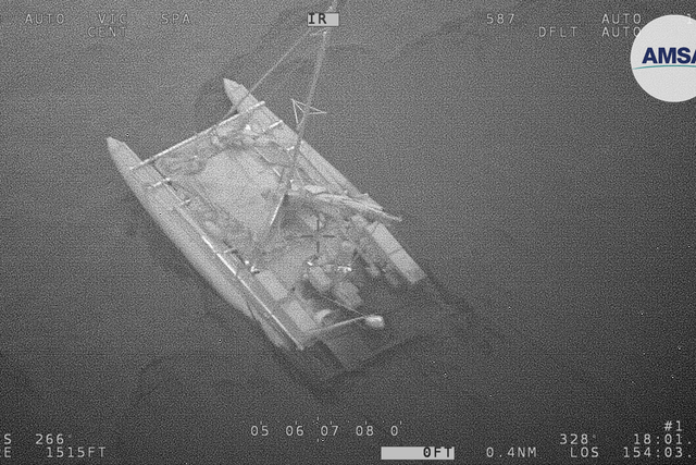 <p>Una imagen difundida por la Autoridad Australiana de Seguridad Marítima muestra el catamarán en el mar del Coral tras el ataque de un tiburón a su embarcación</p>