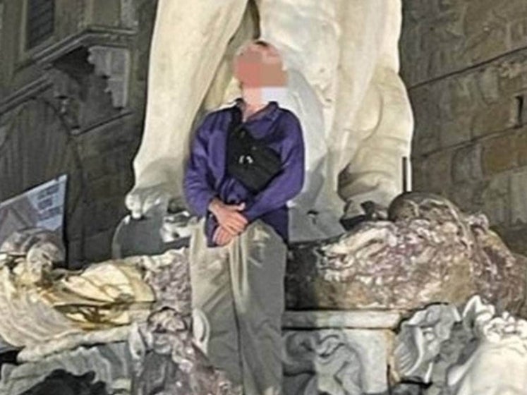 The tourist damaged the statue while posing in front of the Fountain of Neptune