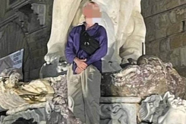 <p>The tourist damaged the statue while posing in front of the Fountain of Neptune</p>