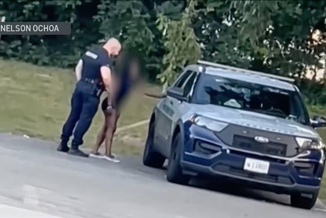 La esposa de un oficial de policía de Maryland captado en un video viral subiéndose a la parte trasera de su patrulla con otra mujer calificó el incidente como "vergonzoso y doloroso".