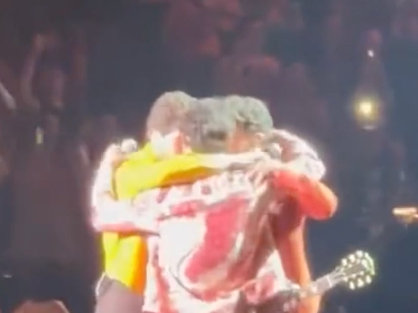 Jonas Brothers hug in first show since Joe Jonas and Sophie Turner divorce announcement