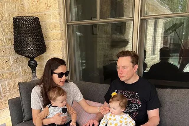 <p>Elon Musk, Shivon Zilis and their twins </p>
