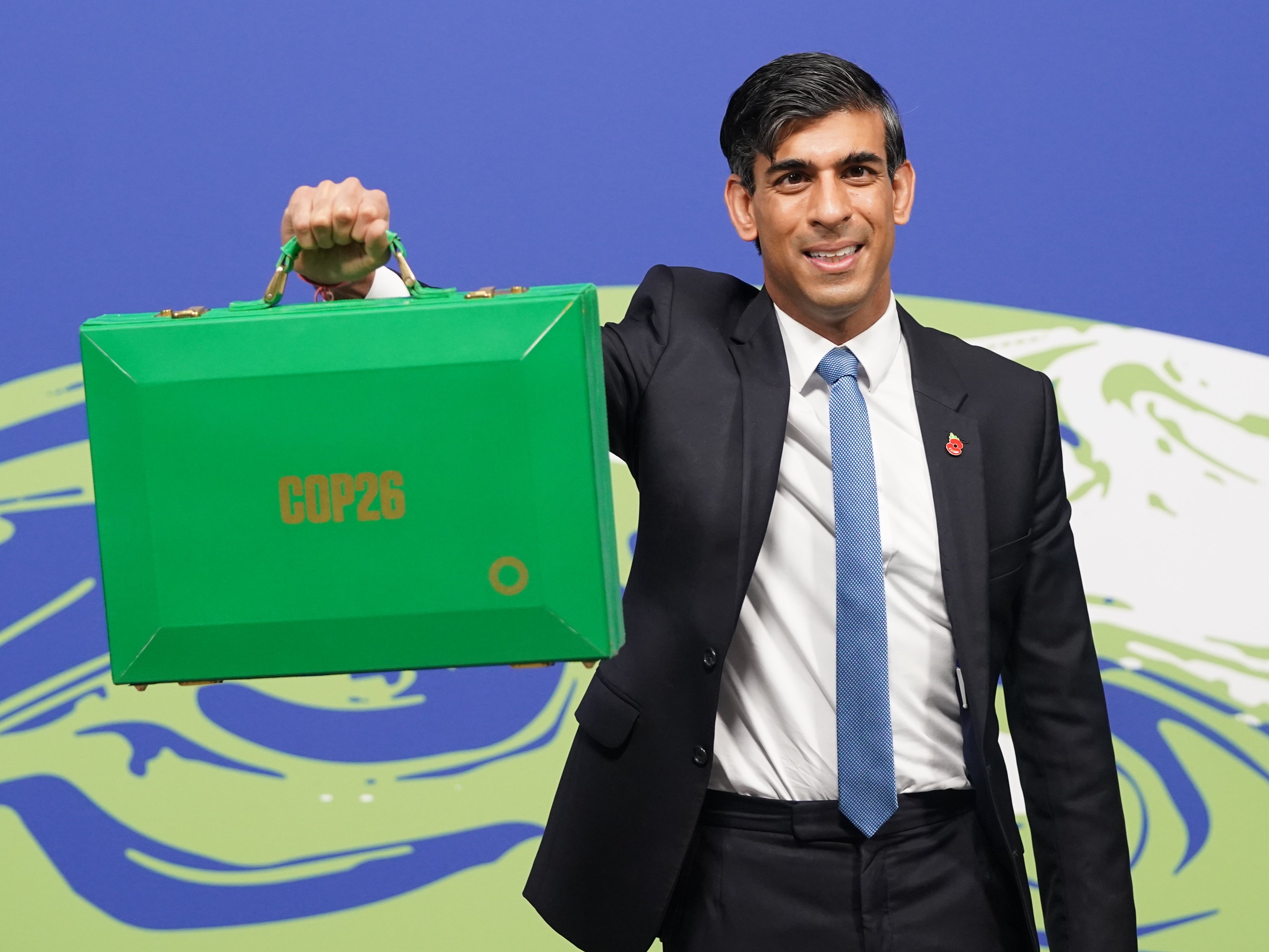 Rishi Sunak holds his green box at the Cop26 summit