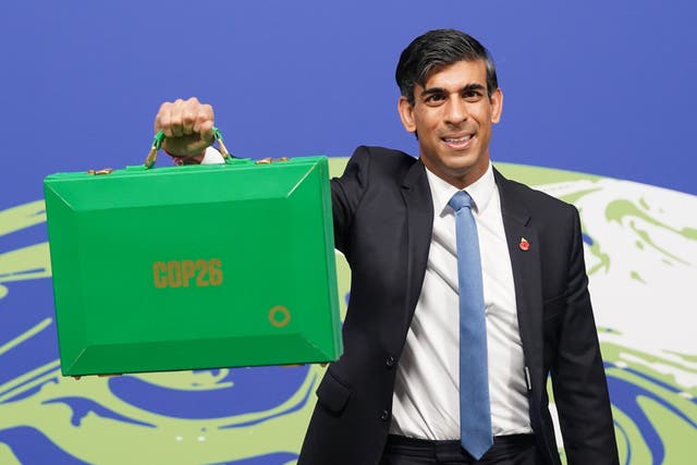 <p>Rishi Sunak holds his green box at the Cop26 summit</p>