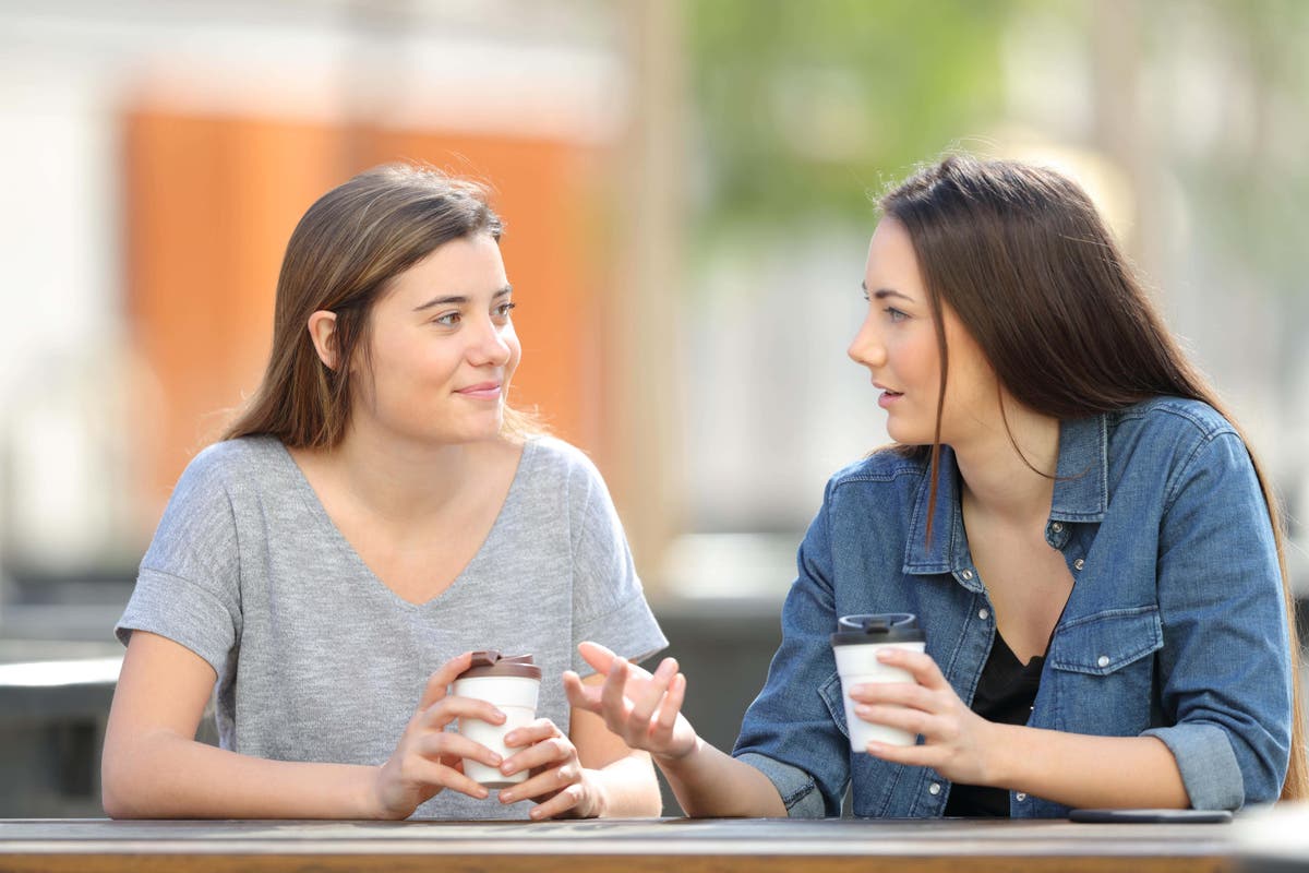 Друзья разговаривают. Talking to friends. Two friends talking. Talk with friends. A man talking with friends.