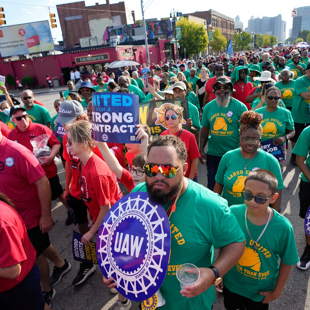 United Auto Workers Strike GM Puts A New Contract Offer In Front Of