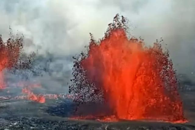 <p>Hawaii volcano Kilauea erupts with fountains of lava as authorities issue a ‘red’ warning.</p>