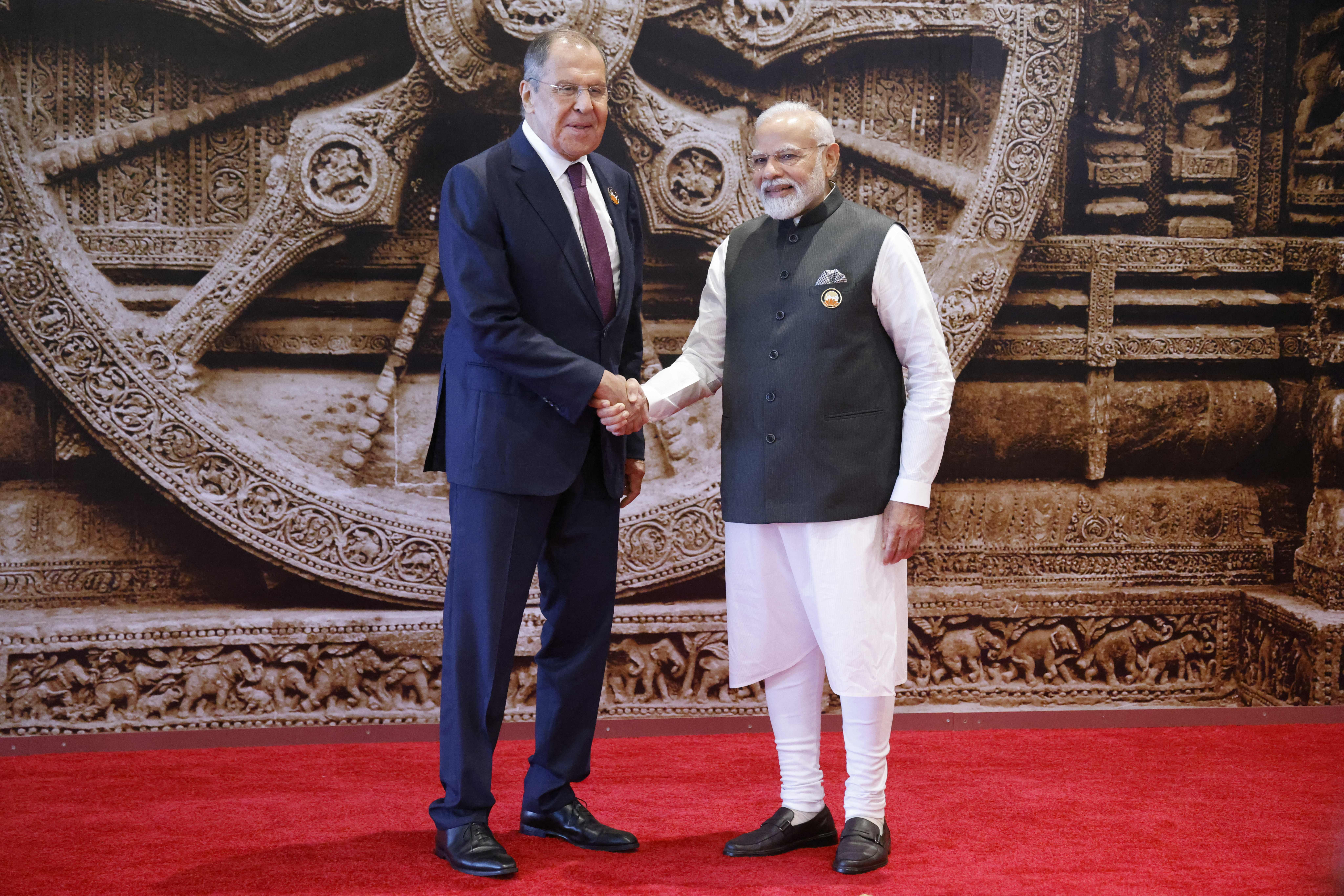 India's Prime Minister Narendra Modi (R) shakes hand with Russian Foreign Minister Sergei Lavrov