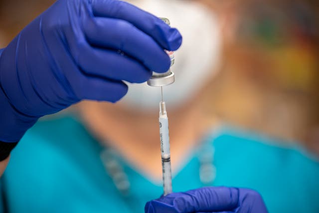 <p>Una enfermera llena una jeringa con la vacuna Moderna COVID-19 en un sitio de vacunación en un centro para personas mayores el 29 de marzo de 2021 en San Antonio, Texas.</p>
