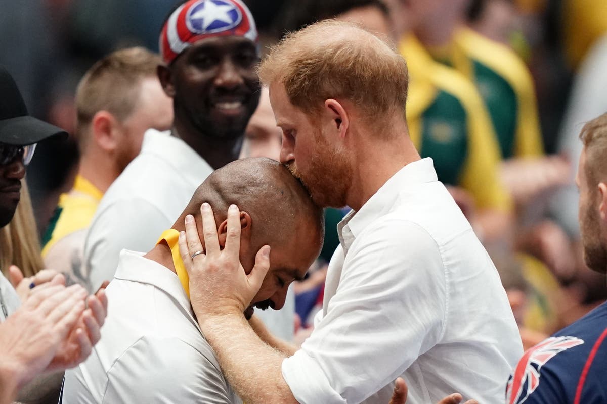 Harry kisses wheelchair rugby player on head at Invictus Games