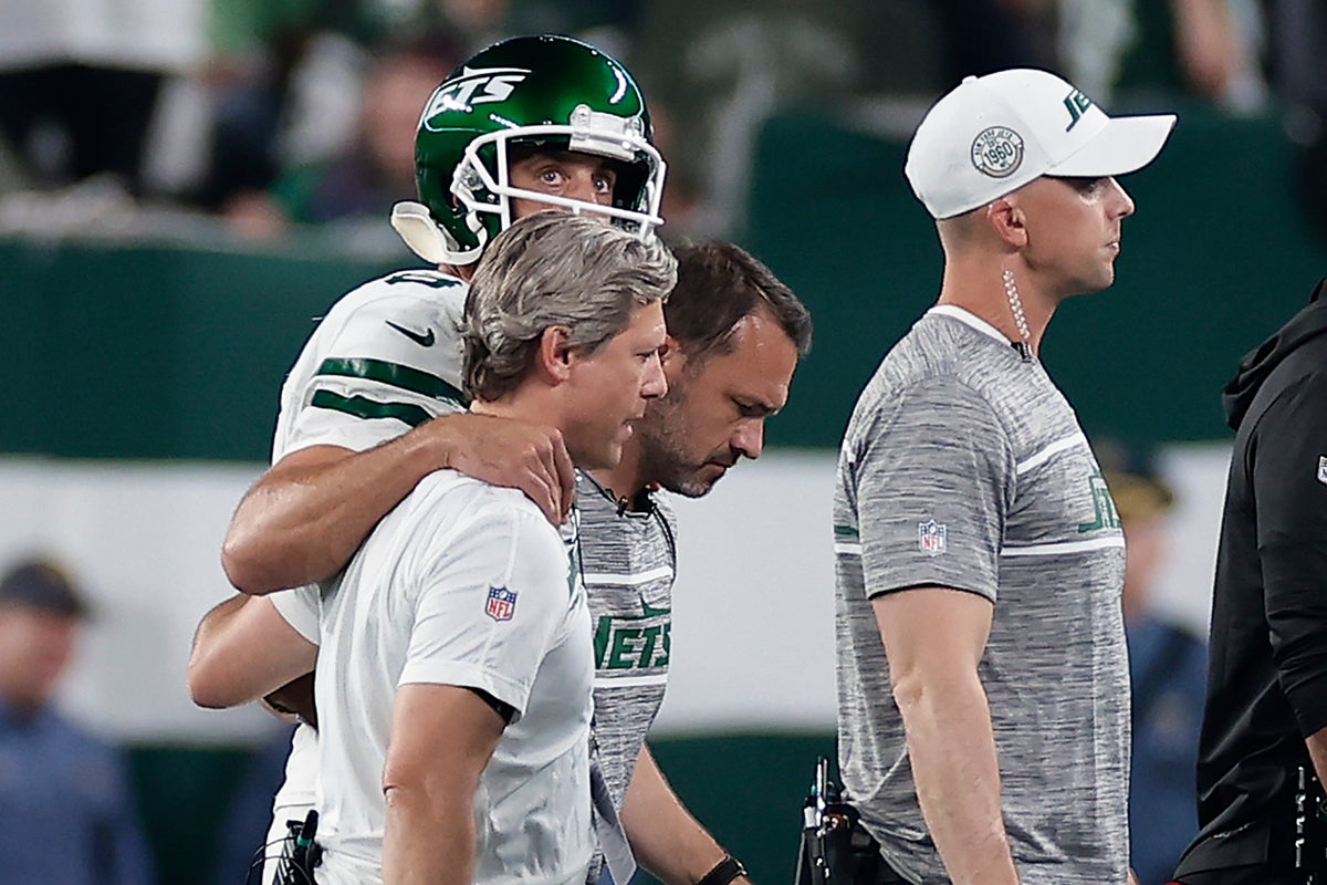 Aaron Rodgers carted from sideline after suffering apparent leg injury in his first series for Jets