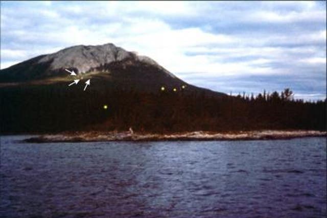 Luces de terremoto del lago Tagish, región fronteriza entre Yukon y Alaska, alrededor del 1 de julio, probablemente de 1972 o 1973.