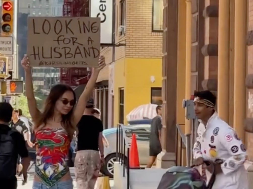 Karolina Getis hits the streets of New York City with a ‘looking for a husband’ sign.