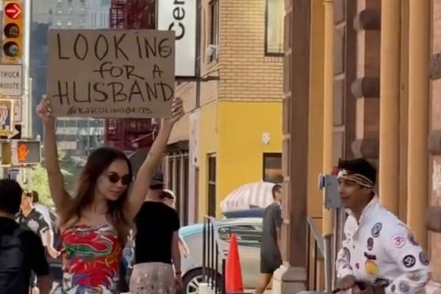 <p>Karolina Getis hits the streets of New York City with a ‘looking for a husband’ sign. </p>