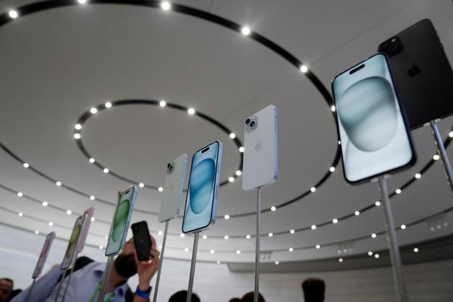 <p>En el campus de Apple en California, se muestran modelos de iPhone 15 y 15 Plus en un evento para promover nuevos productos </p>