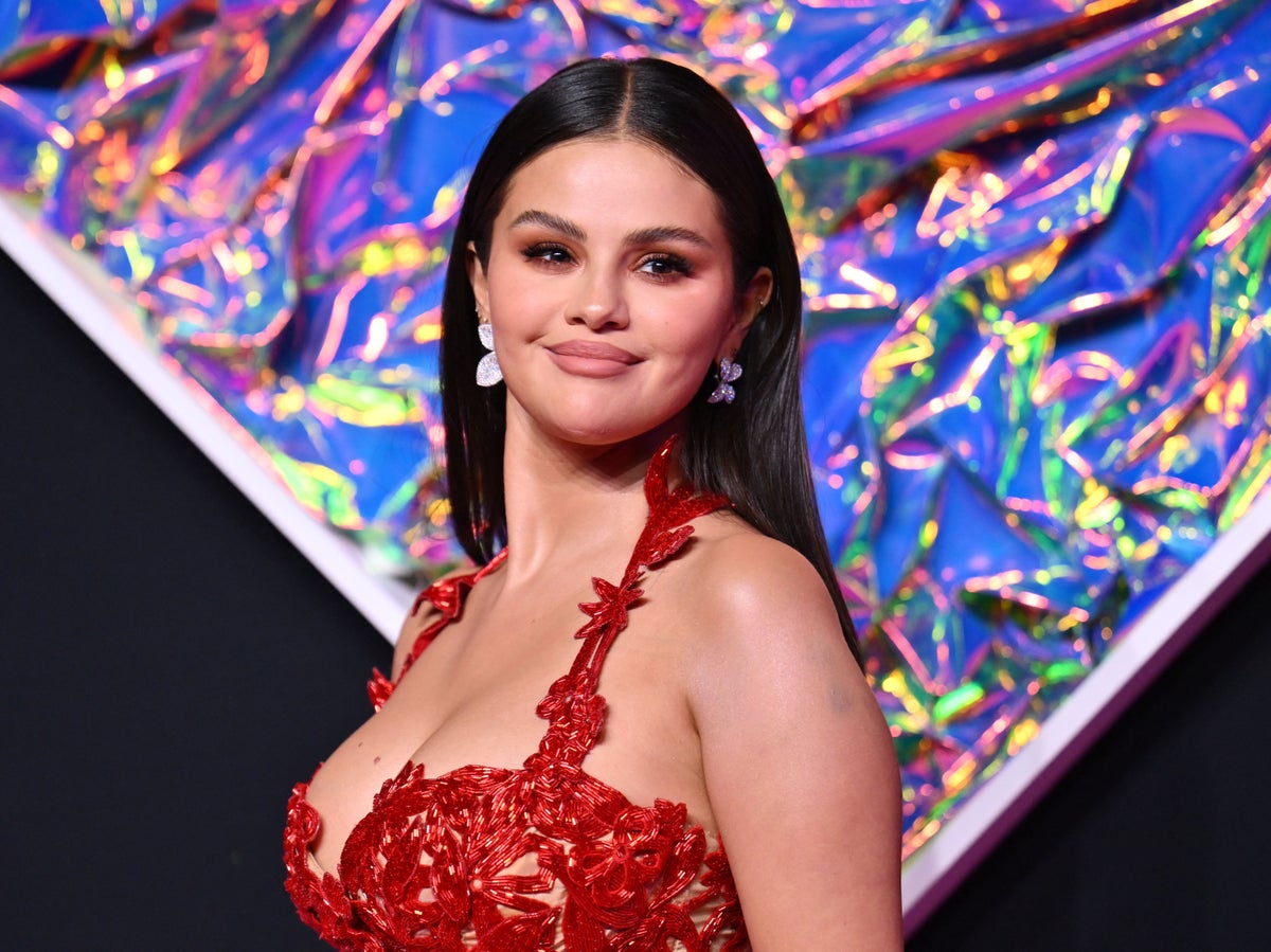 Selena Gomez returns to the VMAs red carpet in red gown for first appearance since 2015