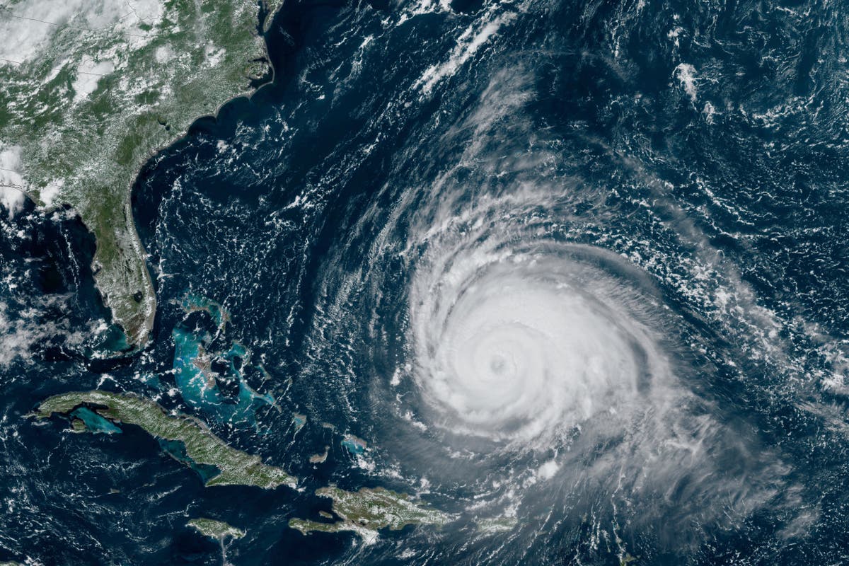 Сліди урагану Лі: у прибережній Новій Англії оголошено спостерігачі, оскільки шторм рухається на північ