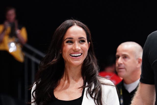 Meghan usó un cárdigan color marfil con pantalones cortos color crema para asistir a los Juegos Invictus (Jordan Pettit/PA)