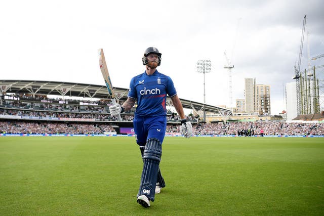 <p>Stokes left the field to a standing ovation</p>
