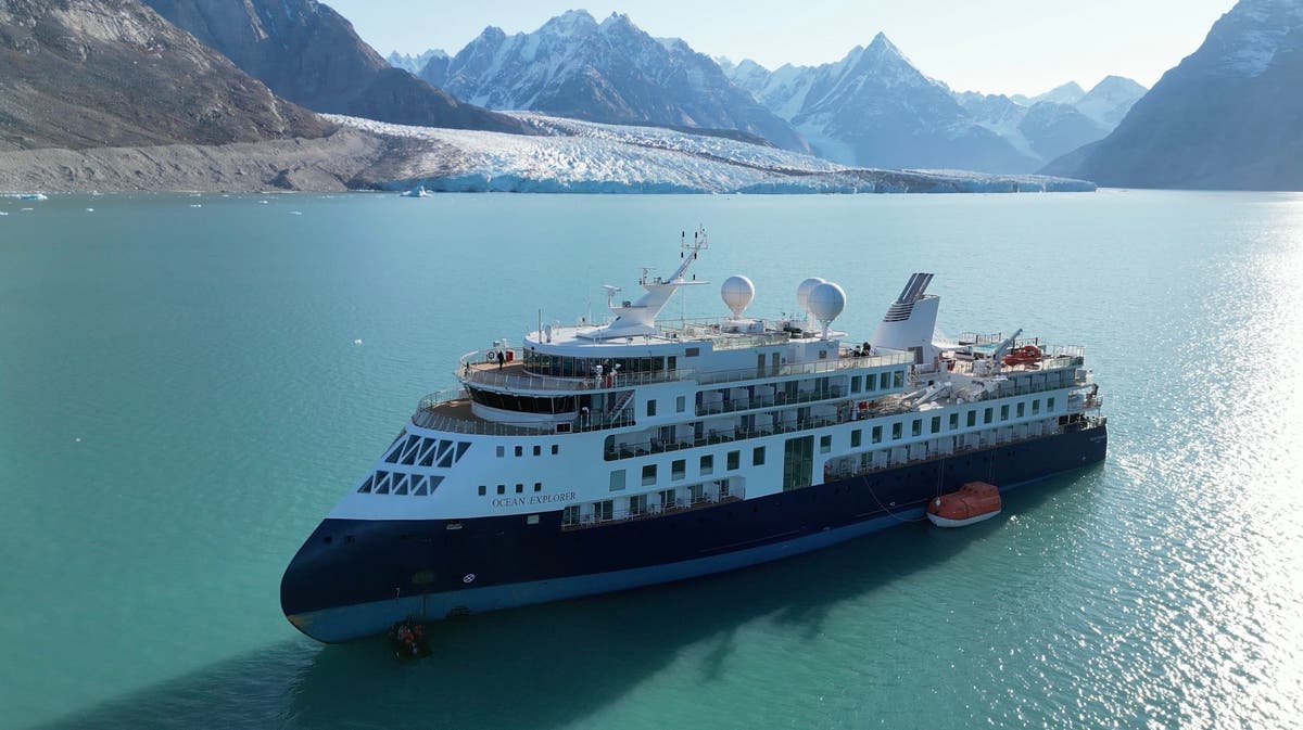 Ein Kreuzfahrtschiff ist in der grönländischen Arktis auf Grund gelaufen und hat Hunderte Passagiere gestrandet