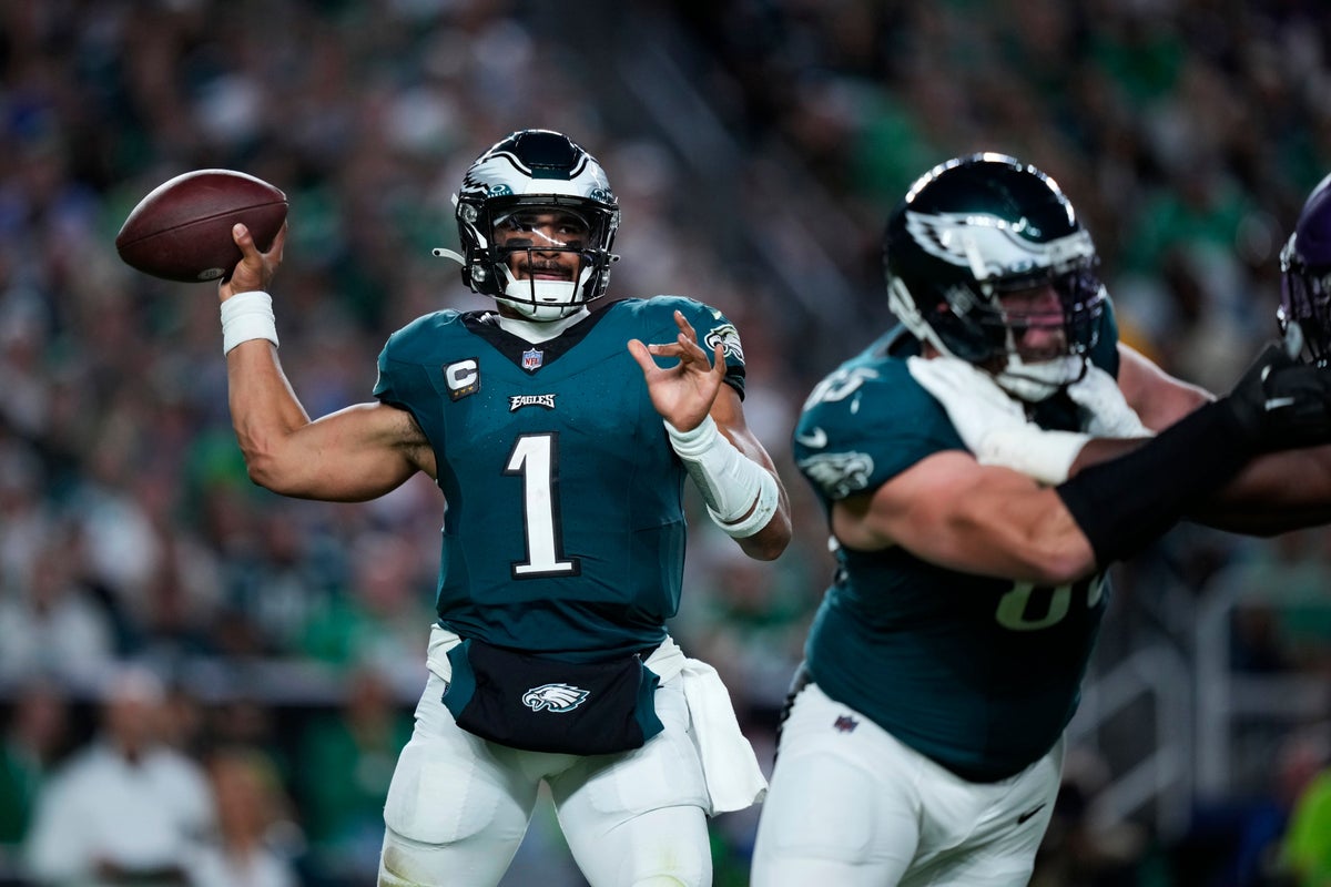 Jalen Hurts runs for 2 TDs, throws for a score; Eagles hold off  fumble-prone Vikings 34-28