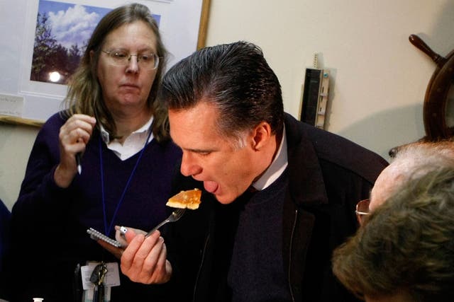 <p>Republican presidential hopeful and former Massachusetts Governor Mitt Romney (C) eats breakfast at the Golden Egg Diner on January 4, 2008 in Portsmouth, New Hampshire</p>